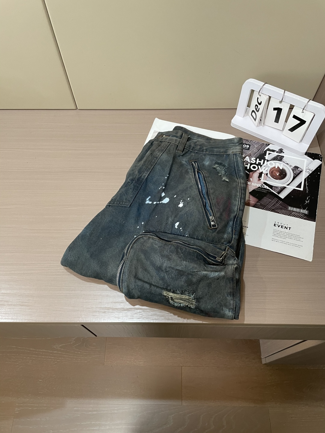Balenciaga巴黎世家做旧破洞工装牛仔长裤✅ 面料：高密重磅丹宁牛仔面料，经做旧水洗+手工泼墨工艺