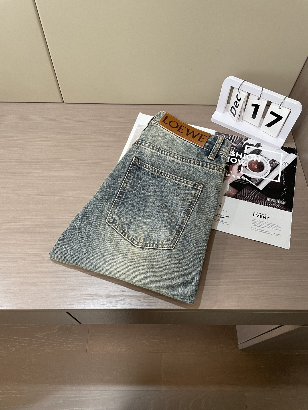 LOEWE罗意威做旧破洞牛仔长裤• 面料：高密丹宁牛仔布，复古石洗做旧工艺呈现自然浅蓝褪色感，手工破洞+
