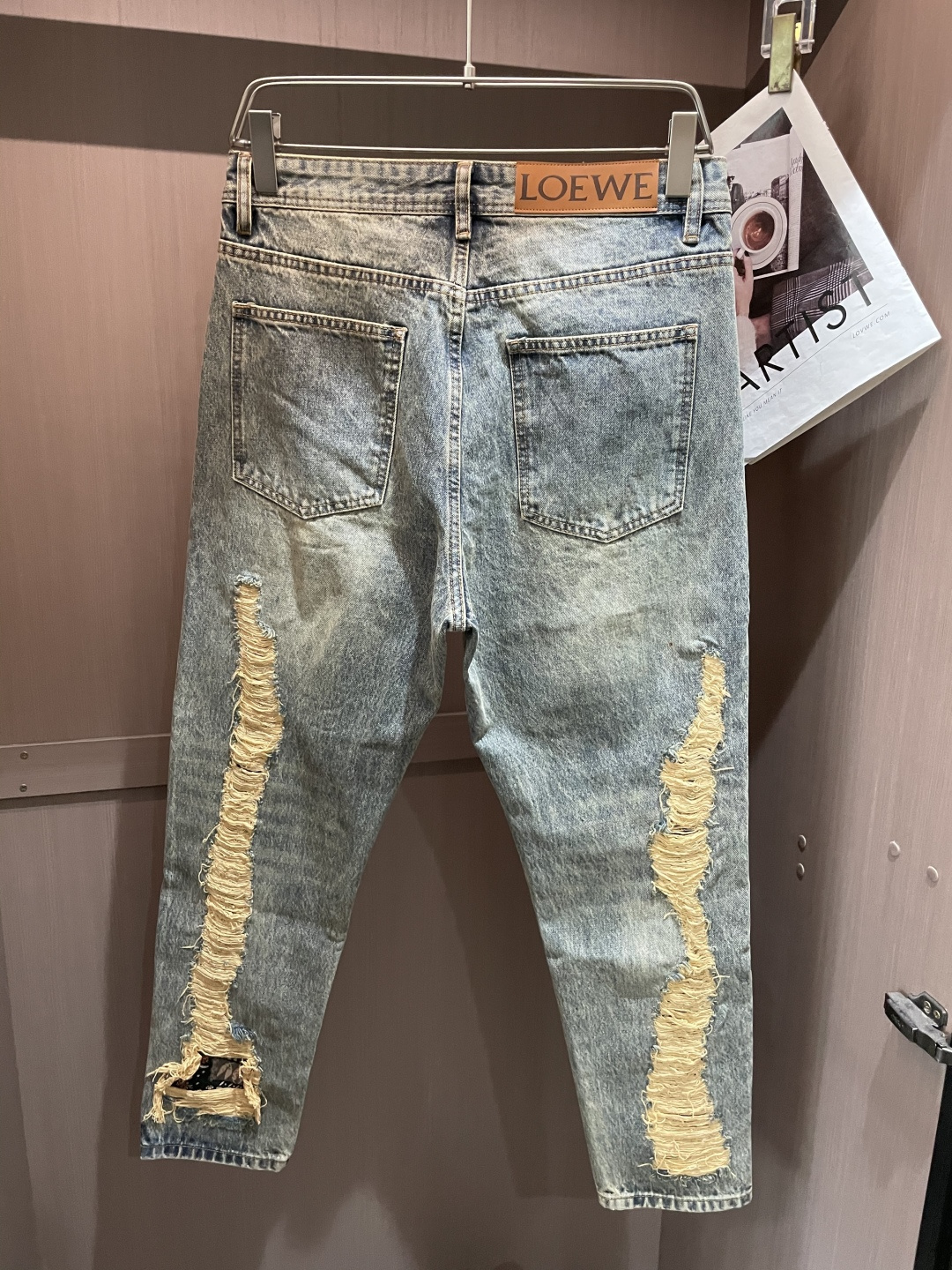 LOEWE罗意威做旧破洞牛仔长裤• 面料：高密丹宁牛仔布，复古石洗做旧工艺呈现自然浅蓝褪色感，手工破洞+