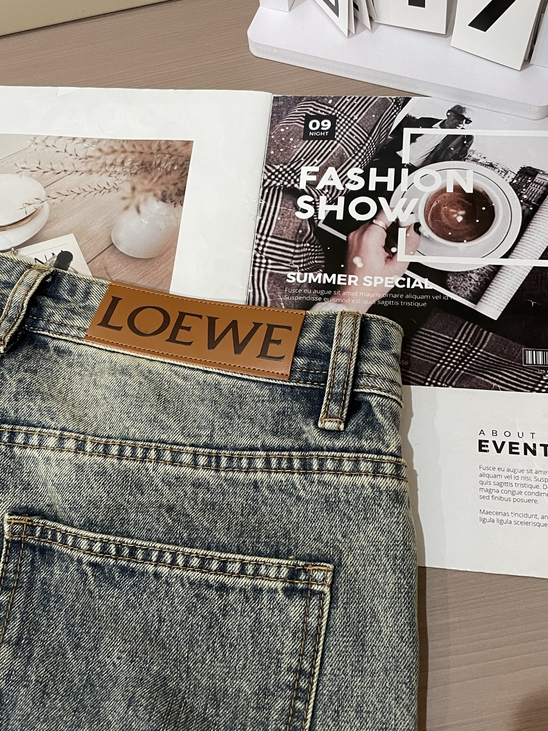 LOEWE罗意威做旧破洞牛仔长裤• 面料：高密丹宁牛仔布，复古石洗做旧工艺呈现自然浅蓝褪色感，手工破洞+
