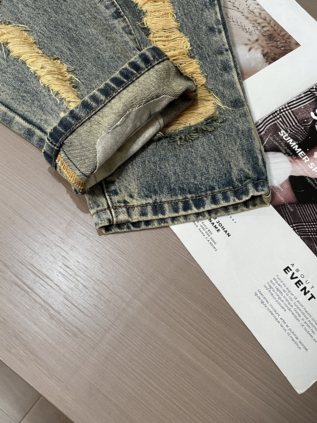 LOEWE罗意威做旧破洞牛仔长裤• 面料：高密丹宁牛仔布，复古石洗做旧工艺呈现自然浅蓝褪色感，手工破洞+