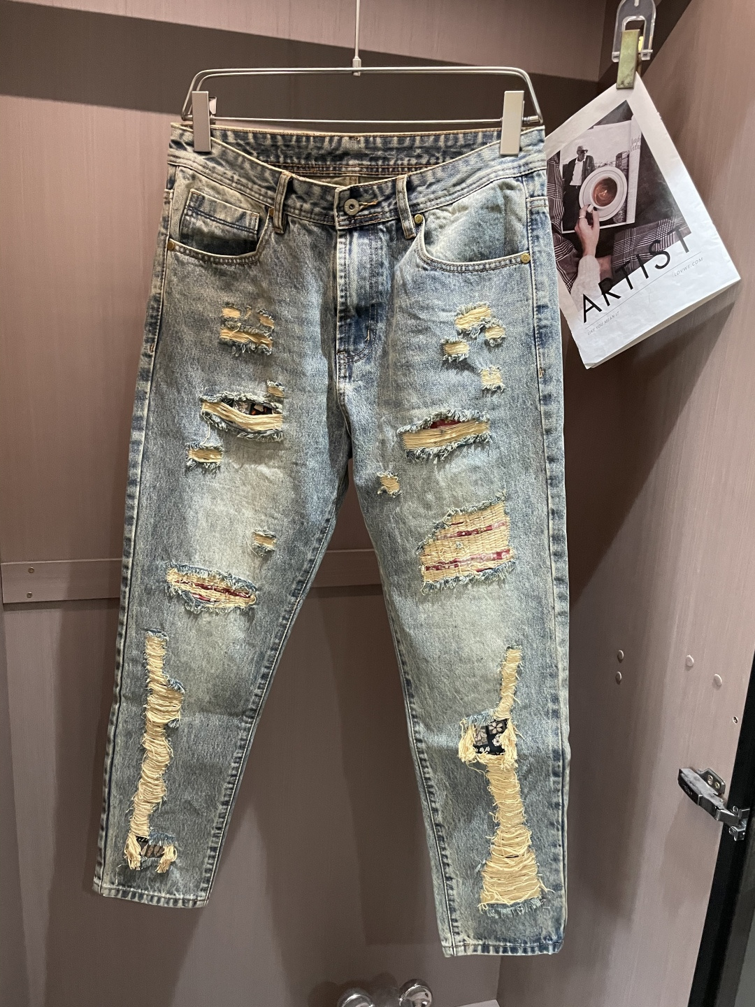 LOEWE罗意威做旧破洞牛仔长裤• 面料：高密丹宁牛仔布，复古石洗做旧工艺呈现自然浅蓝褪色感，手工破洞+
