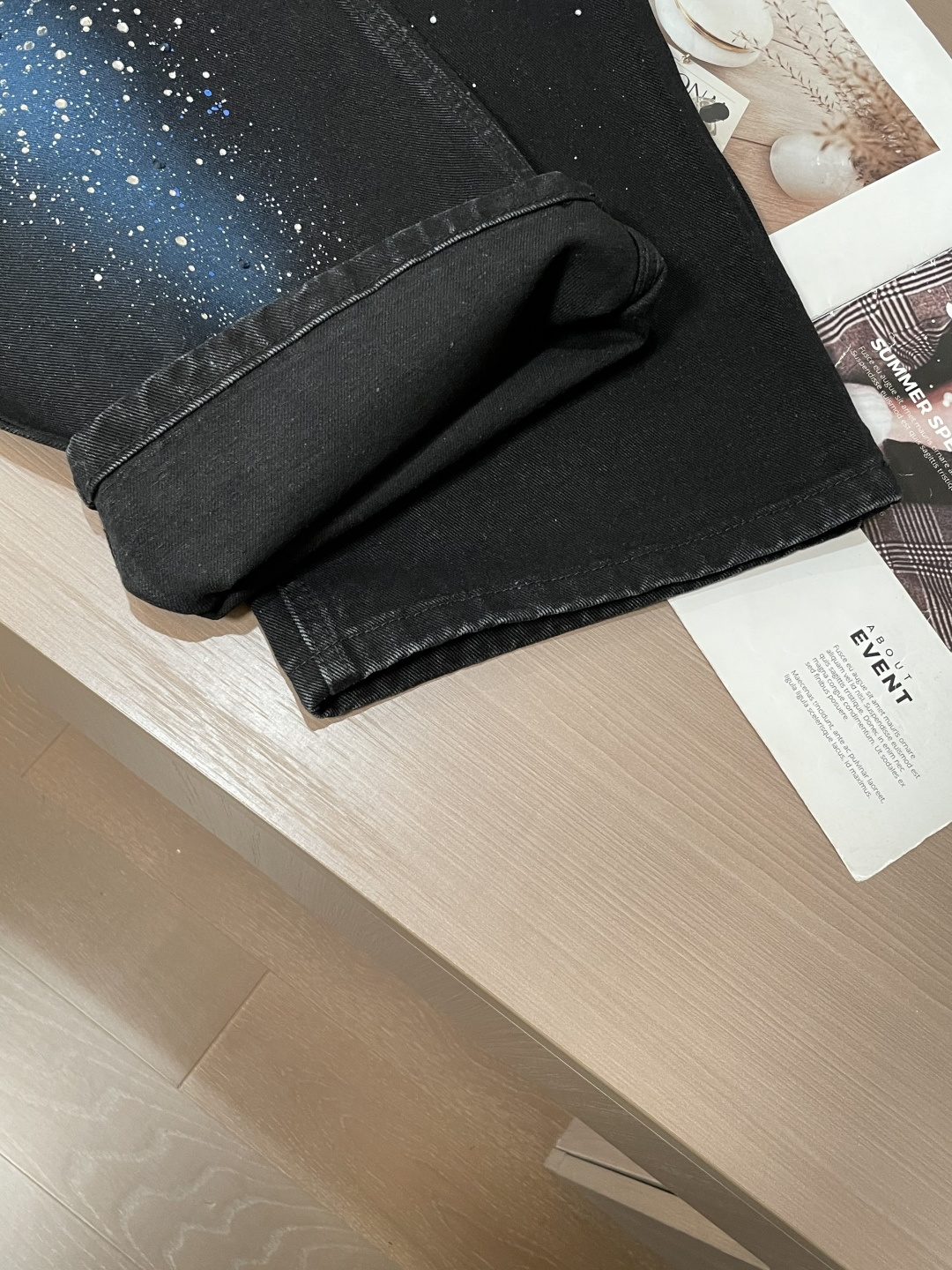 LOUIS VUITTON路易威登星空烫钻阔腿牛仔长裤面料质感：重磅丹宁牛仔布为底，采用星空烫钻工艺打造