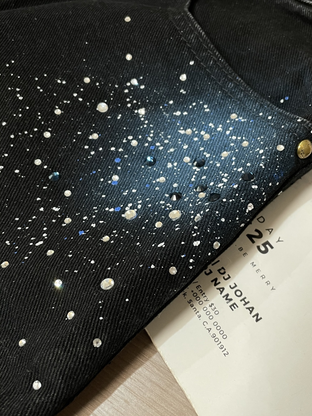 LOUIS VUITTON路易威登星空烫钻阔腿牛仔长裤面料质感：重磅丹宁牛仔布为底，采用星空烫钻工艺打造
