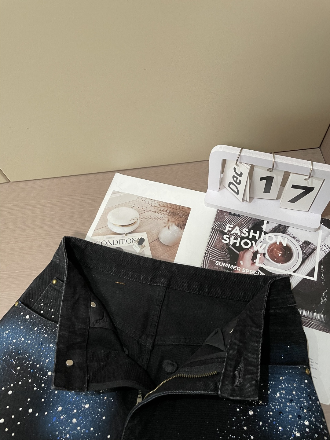 LOUIS VUITTON路易威登星空烫钻阔腿牛仔长裤面料质感：重磅丹宁牛仔布为底，采用星空烫钻工艺打造