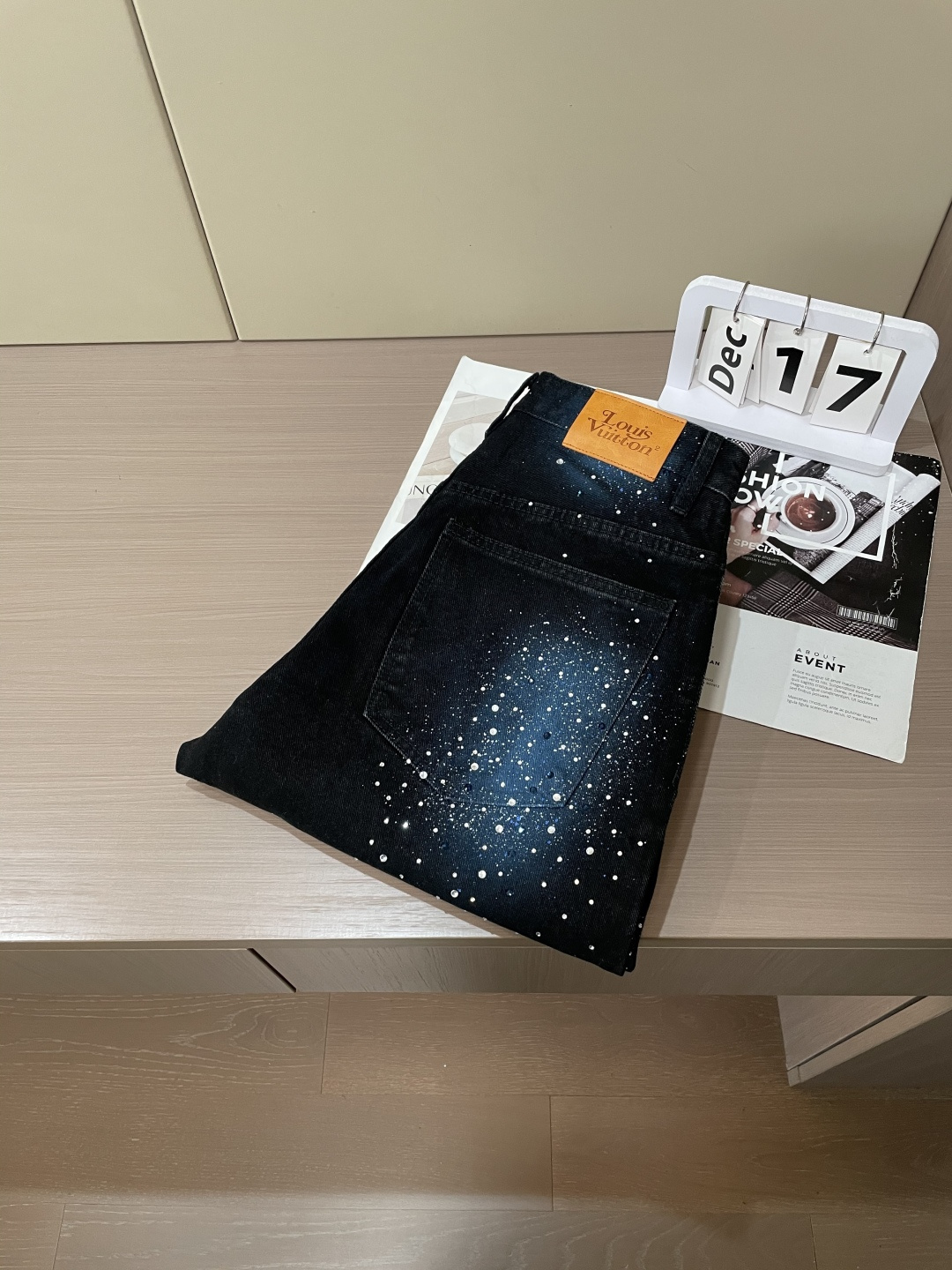 LOUIS VUITTON路易威登星空烫钻阔腿牛仔长裤面料质感：重磅丹宁牛仔布为底，采用星空烫钻工艺打造