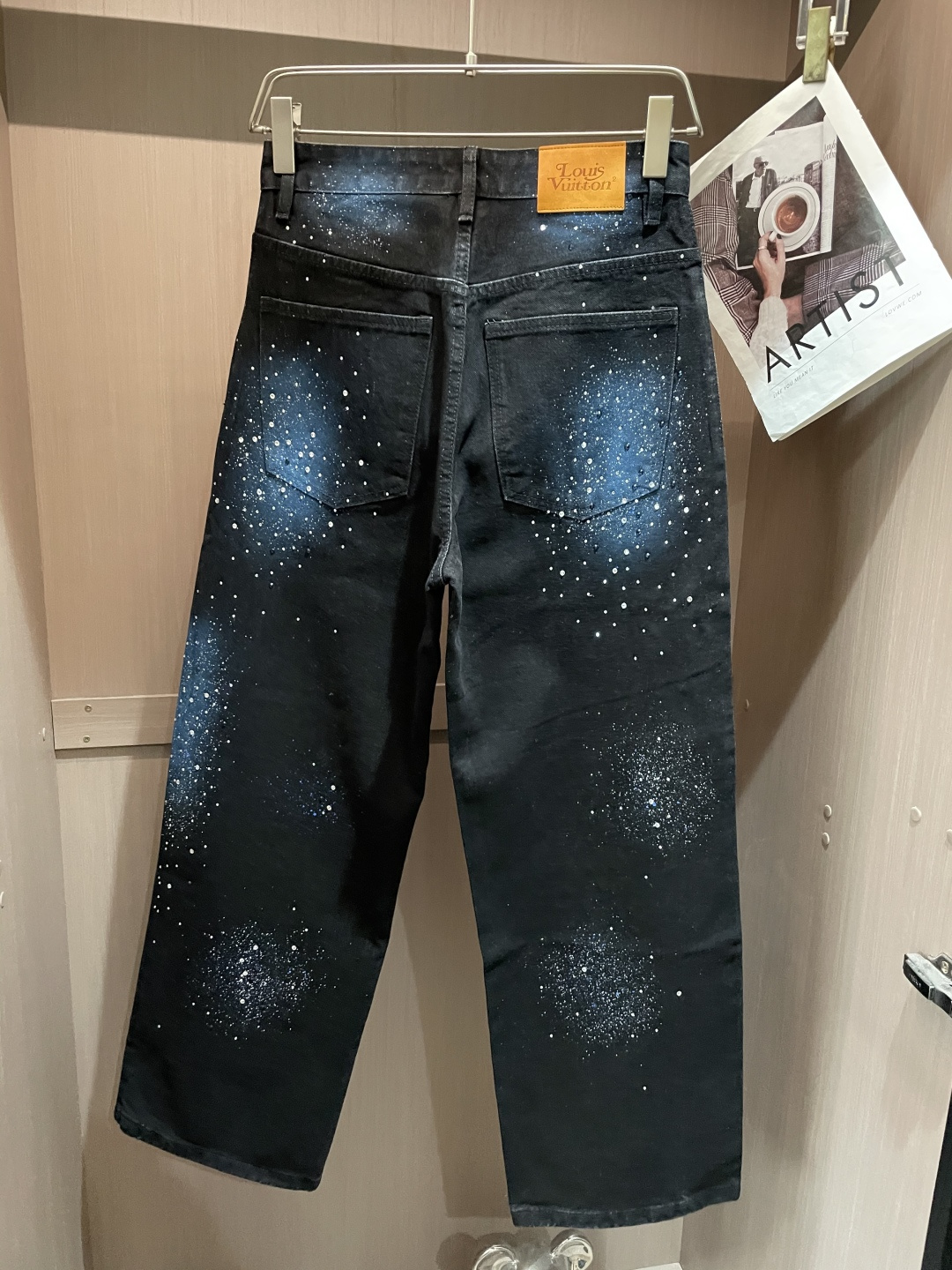 LOUIS VUITTON路易威登星空烫钻阔腿牛仔长裤面料质感：重磅丹宁牛仔布为底，采用星空烫钻工艺打造