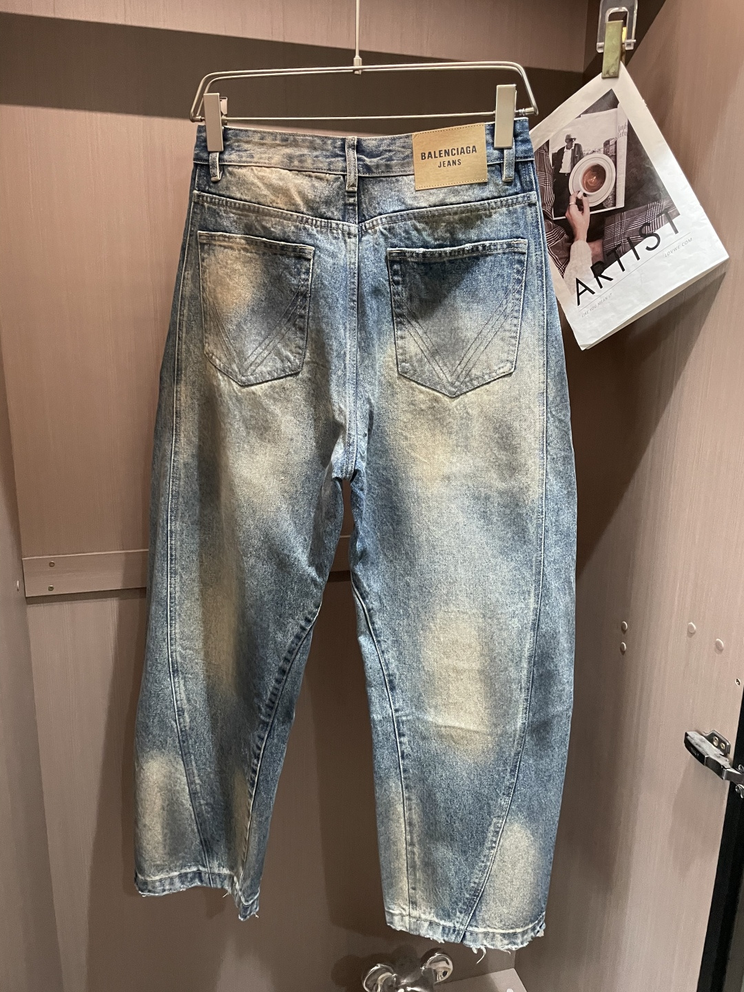 Balenciaga巴黎世家做旧破洞弯刀牛仔长裤• 面料工艺：高密丹宁牛仔布经复古黄泥水洗做旧，呈现斑驳