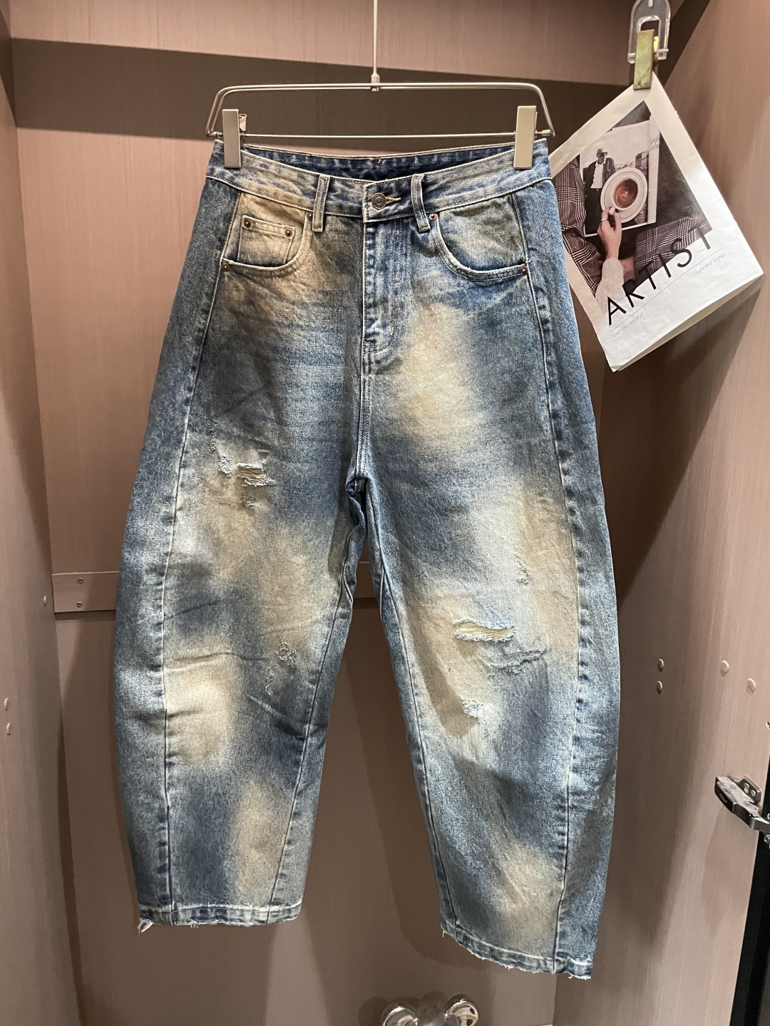 Balenciaga巴黎世家做旧破洞弯刀牛仔长裤• 面料工艺：高密丹宁牛仔布经复古黄泥水洗做旧，呈现斑驳