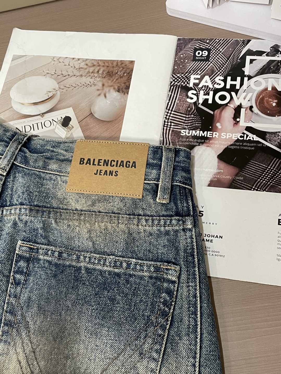 Balenciaga巴黎世家做旧破洞弯刀牛仔长裤• 面料工艺：高密丹宁牛仔布经复古黄泥水洗做旧，呈现斑驳