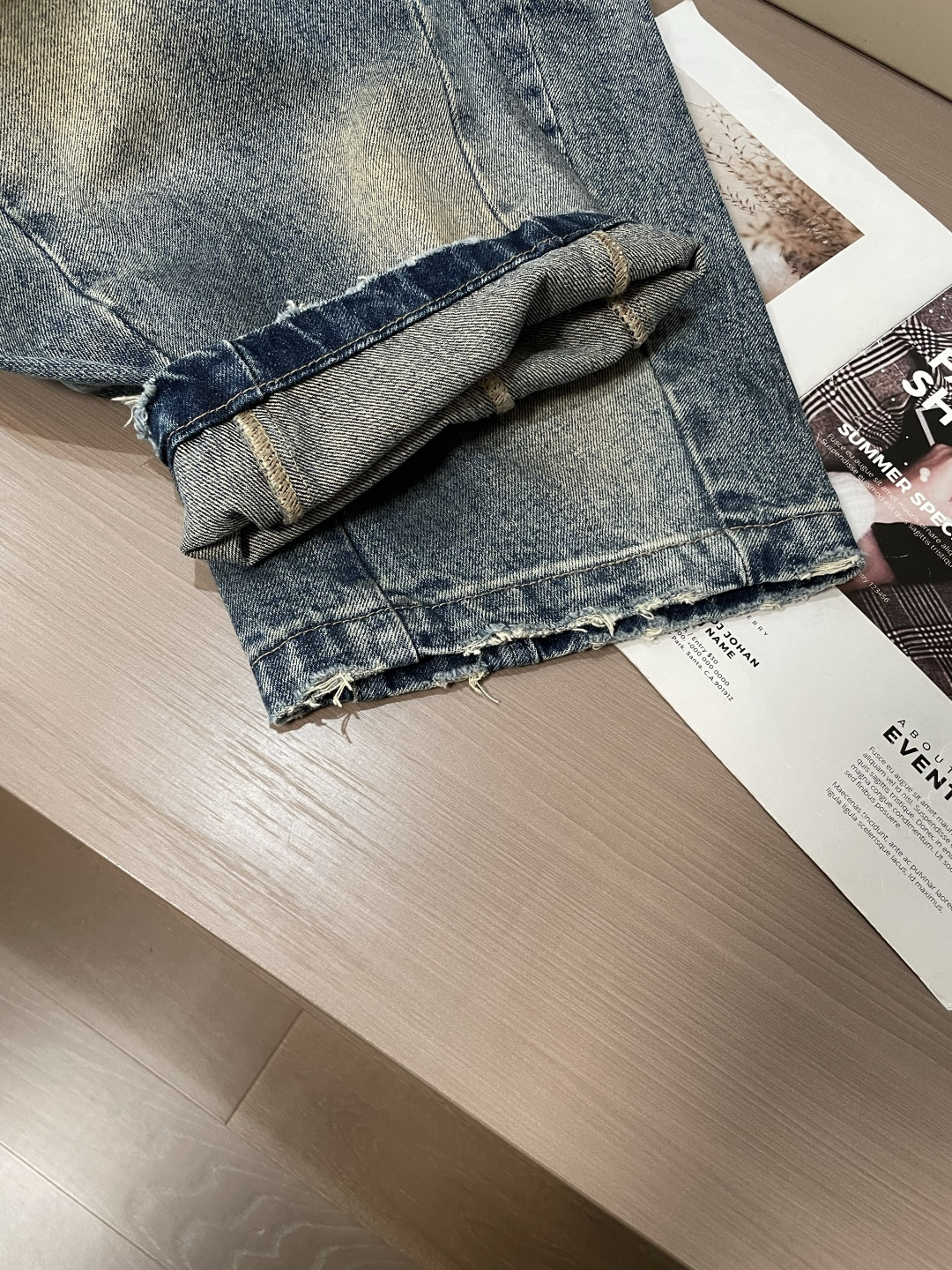 Balenciaga巴黎世家做旧破洞弯刀牛仔长裤• 面料工艺：高密丹宁牛仔布经复古黄泥水洗做旧，呈现斑驳