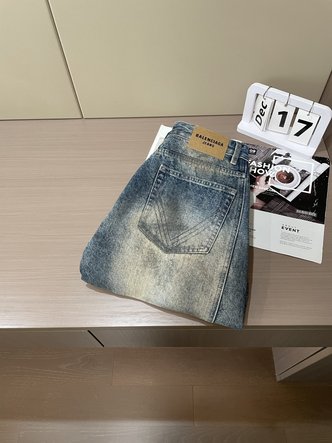 Balenciaga巴黎世家做旧破洞弯刀牛仔长裤• 面料工艺：高密丹宁牛仔布经复古黄泥水洗做旧，呈现斑驳