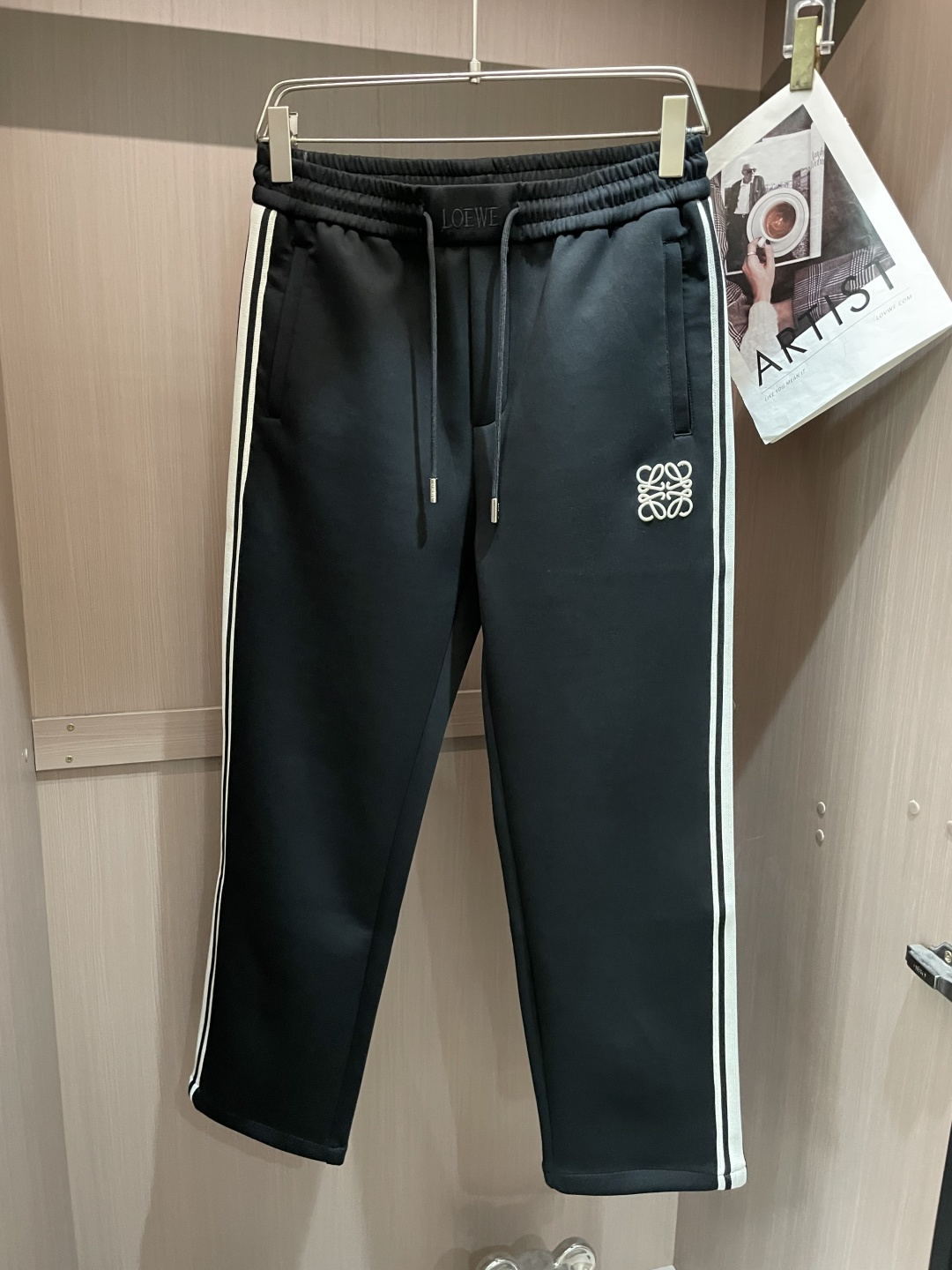 NO:735787,New products for spring Loewe 2026 autumn and winter new casual pants!  On sale simultaneously on the official website. Brand classic LOGO casual pants, customized fabrics, extremely comfortable, strong touch. Highly recognizable, perfect appearance and craftsmanship. Sizes M-4XL,,loewe,19860909开春新品 Loewe 2026秋冬新款休闲裤！官网同步发售.品牌经典LOGO休闲裤 ,定制面料,舒适度极好,手触感强烈.辨识度极高,完美品相工艺. 尺码M-4XL,,loewe,,Men's clothing