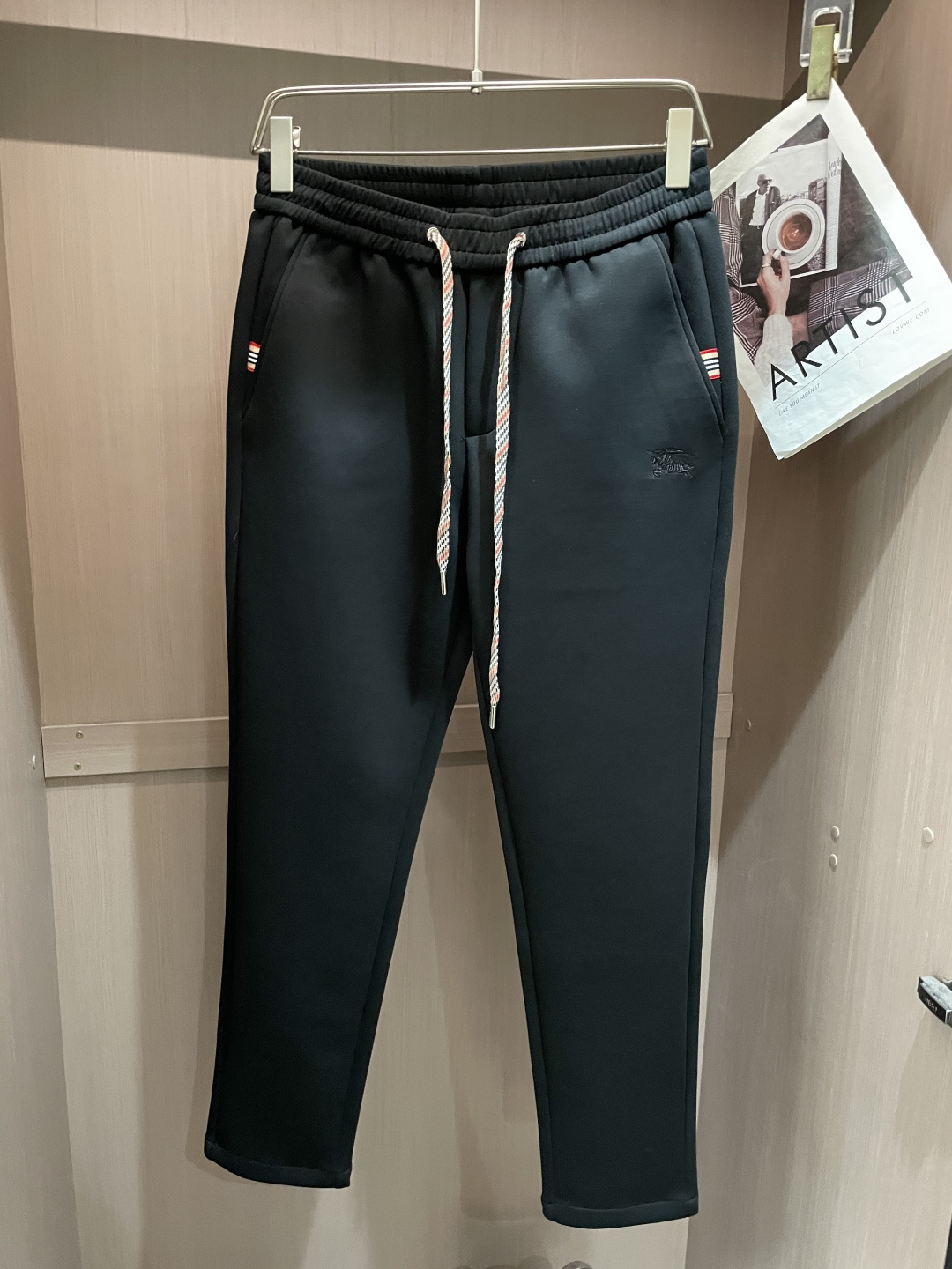 NO:735782,New products for spring Bur 2026 autumn and winter new casual pants!  On sale simultaneously on the official website. The brand's classic LOGO casual pants, customized fabrics, excellent comfort, strong touch. Highly recognizable, perfect appearance and craftsmanship. Sizes M-4XL, burberry,19860909开春新品 Bur 2026秋冬新款休闲裤！官网同步发售.品牌经典LOGO休闲裤 ,定制面料,舒适度极好,手触感强烈.辨识度极高,完美品相工艺. 尺码M-4XL,,burberry,,Men's clothing