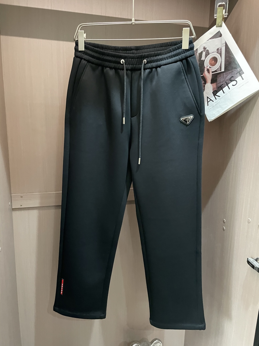 NO:735776,New products for spring Prad 2026 autumn and winter new casual pants!  On sale simultaneously on the official website. The brand's classic LOGO casual pants, customized fabrics, extremely comfortable, strong touch. Highly recognizable, perfect appearance and craftsmanship. Sizes M-4XL,, prada,19860909开春新品 Prad 2026秋冬新款休闲裤！官网同步发售.品牌经典LOGO休闲裤 ,定制面料,舒适度极好,手触感强烈.辨识度极高,完美品相工艺. 尺码M-4XL,,prada,,Men's clothing