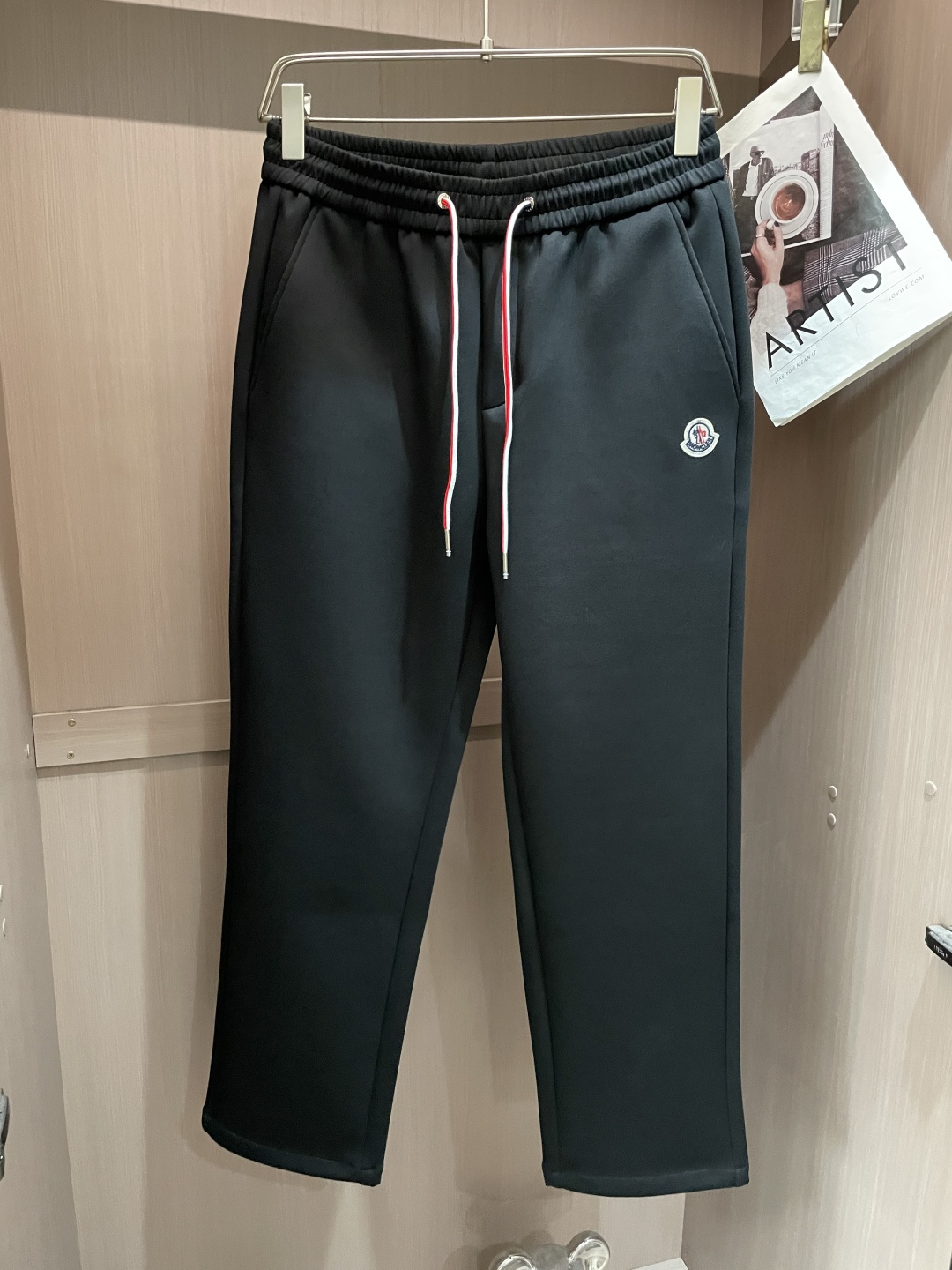 NO:735770,New products for the spring: Meng Mou 2026 new autumn and winter casual pants!  On sale simultaneously on the official website. Brand classic LOGO casual pants, customized fabrics, extremely comfortable, strong touch. Highly recognizable, perfect appearance and craftsmanship. Sizes M-4XL, Moncler,19860909开春新品 蒙口 2026秋冬新款休闲裤！官网同步发售.品牌经典LOGO休闲裤 ,定制面料,舒适度极好,手触感强烈.辨识度极高,完美品相工艺. 尺码M-4XL,,Moncler,,Men's clothing