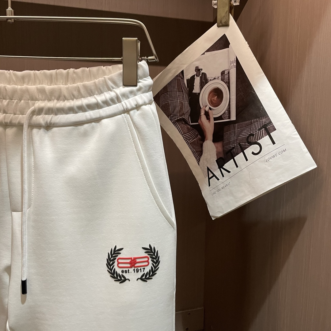 巴黎世家 2025秋冬新款休闲裤！官网同步发售。品牌经典LOGO休闲裤 ，定制面料，舒适度极好，手触感强