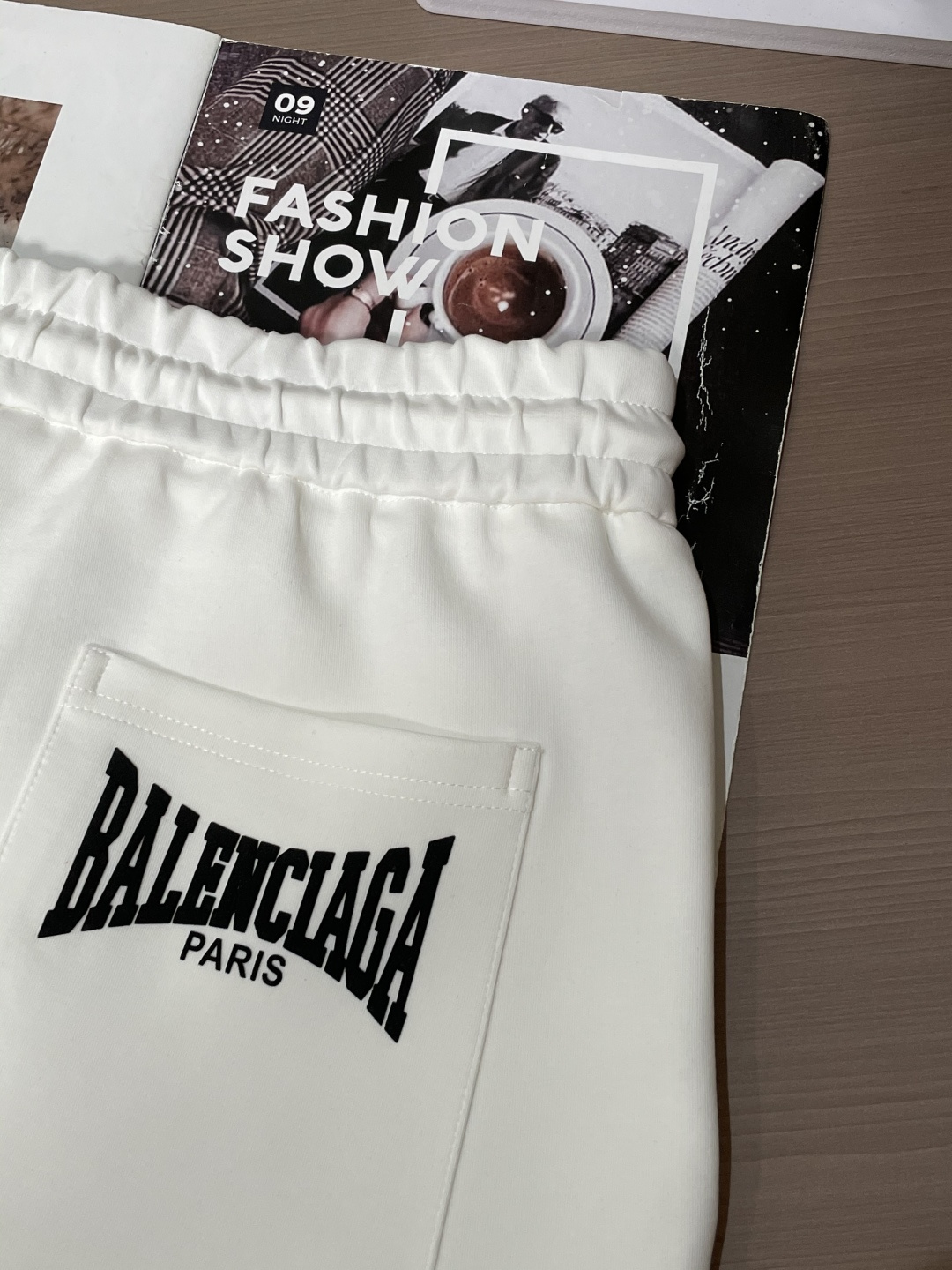 巴黎世家 2025秋冬新款休闲裤！官网同步发售。品牌经典LOGO休闲裤 ，定制面料，舒适度极好，手触感强