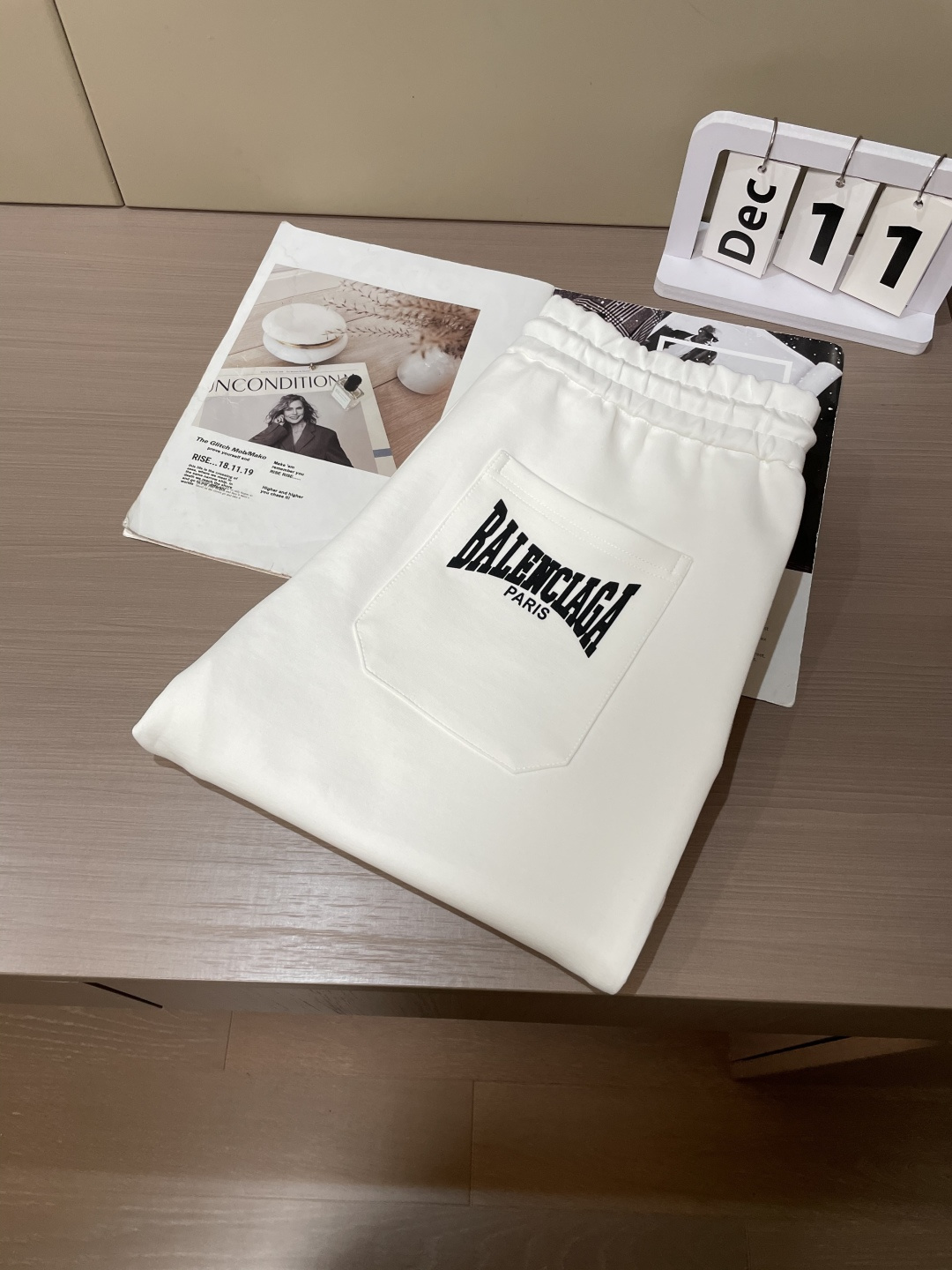 巴黎世家 2025秋冬新款休闲裤！官网同步发售。品牌经典LOGO休闲裤 ，定制面料，舒适度极好，手触感强