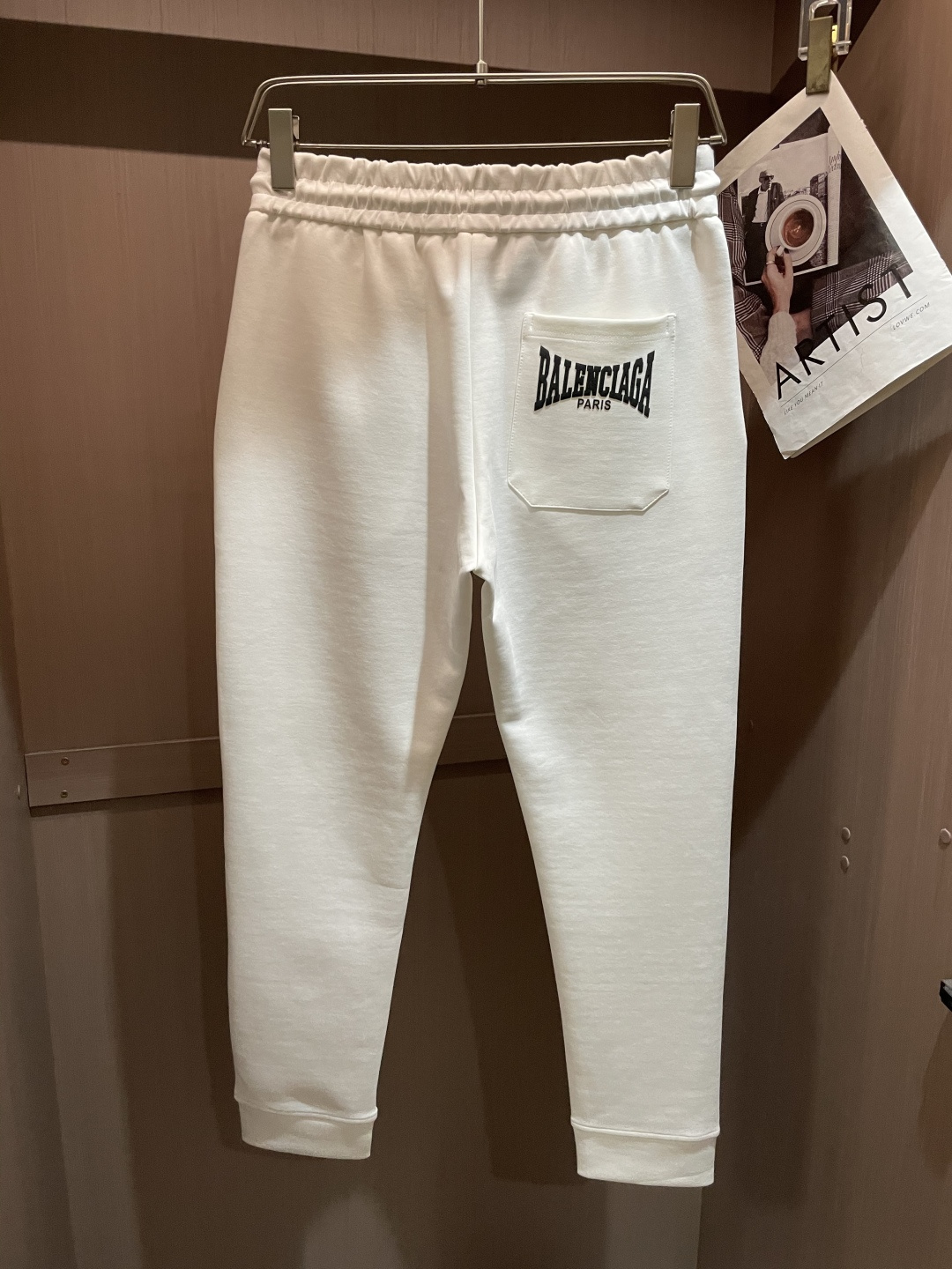 巴黎世家 2025秋冬新款休闲裤！官网同步发售。品牌经典LOGO休闲裤 ，定制面料，舒适度极好，手触感强