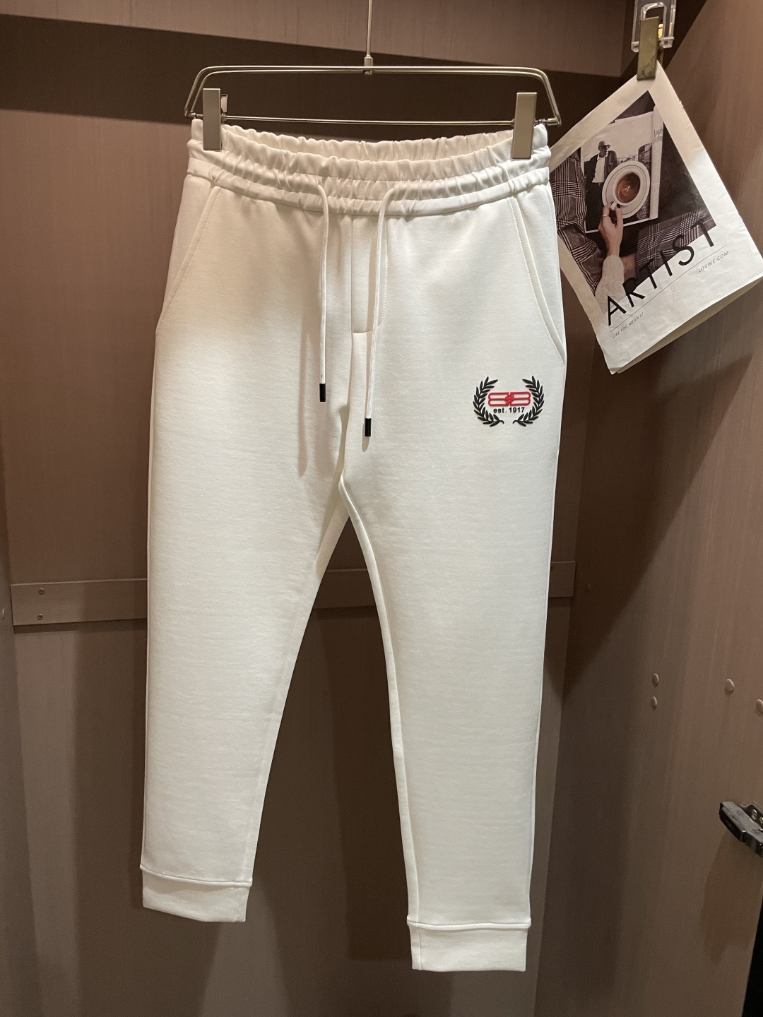 巴黎世家 2025秋冬新款休闲裤！官网同步发售。品牌经典LOGO休闲裤 ，定制面料，舒适度极好，手触感强