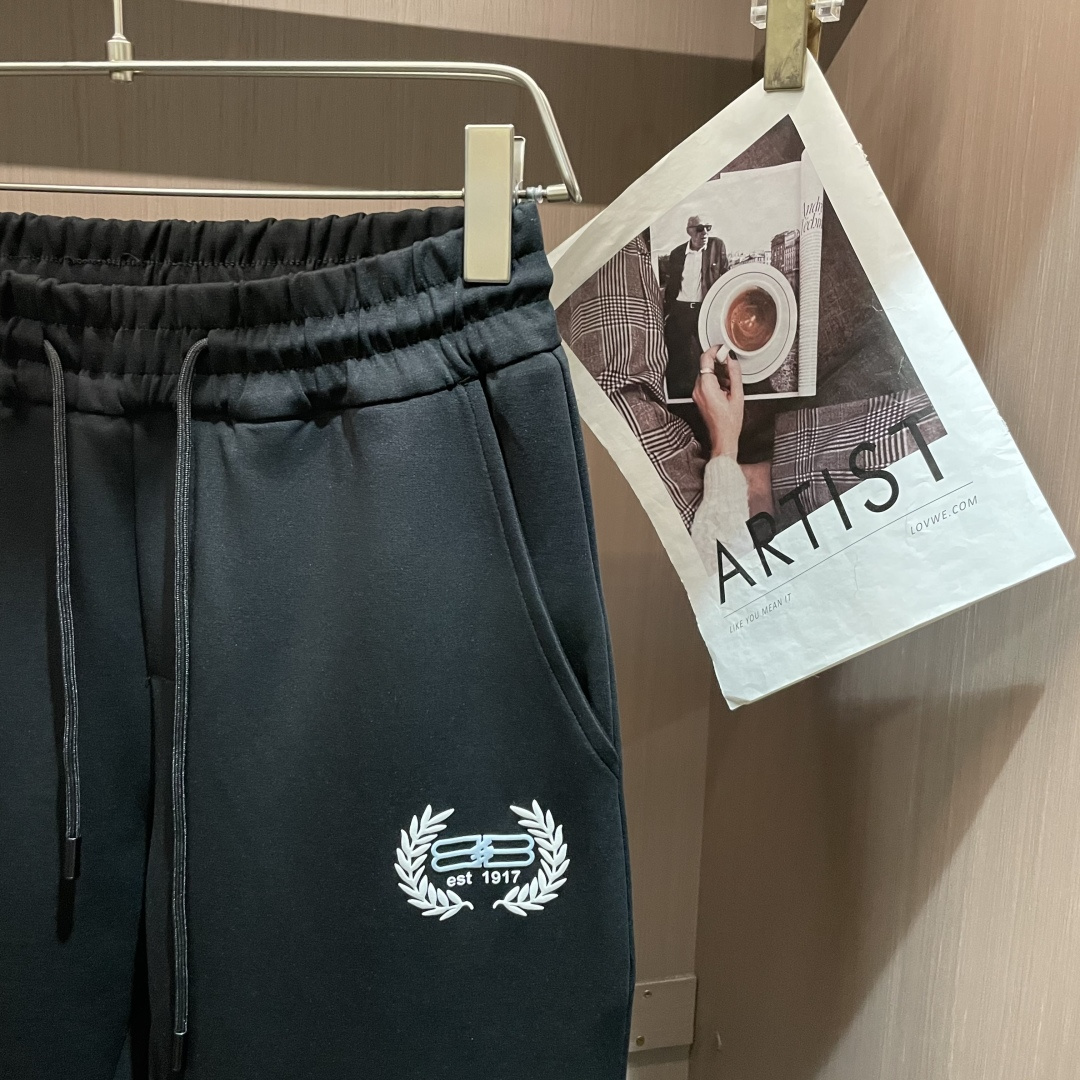 巴黎世家 2025秋冬新款休闲裤！官网同步发售。品牌经典LOGO休闲裤 ，定制面料，舒适度极好，手触感强