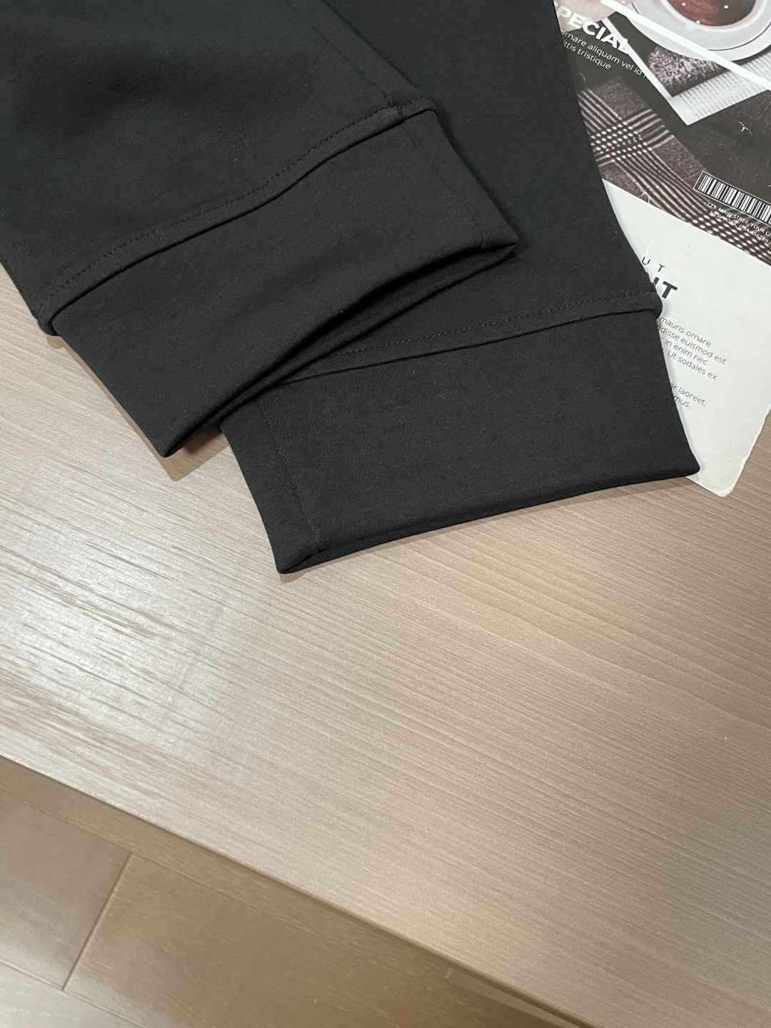 巴黎世家 2025秋冬新款休闲裤！官网同步发售。品牌经典LOGO休闲裤 ，定制面料，舒适度极好，手触感强