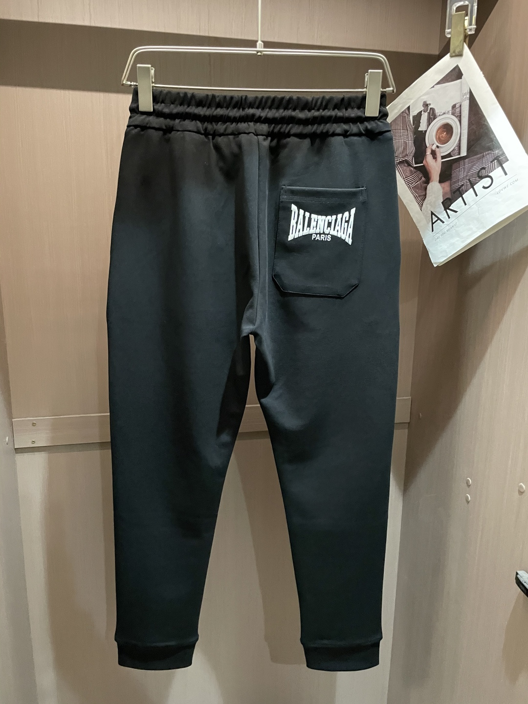 巴黎世家 2025秋冬新款休闲裤！官网同步发售。品牌经典LOGO休闲裤 ，定制面料，舒适度极好，手触感强