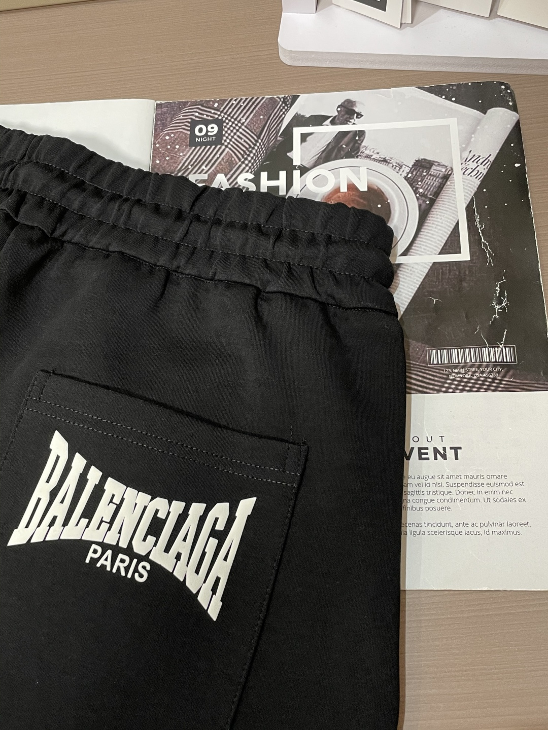 巴黎世家 2025秋冬新款休闲裤！官网同步发售。品牌经典LOGO休闲裤 ，定制面料，舒适度极好，手触感强