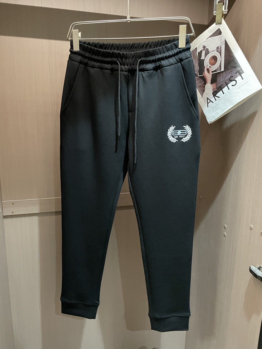 巴黎世家 2025秋冬新款休闲裤！官网同步发售。品牌经典LOGO休闲裤 ，定制面料，舒适度极好，手触感强