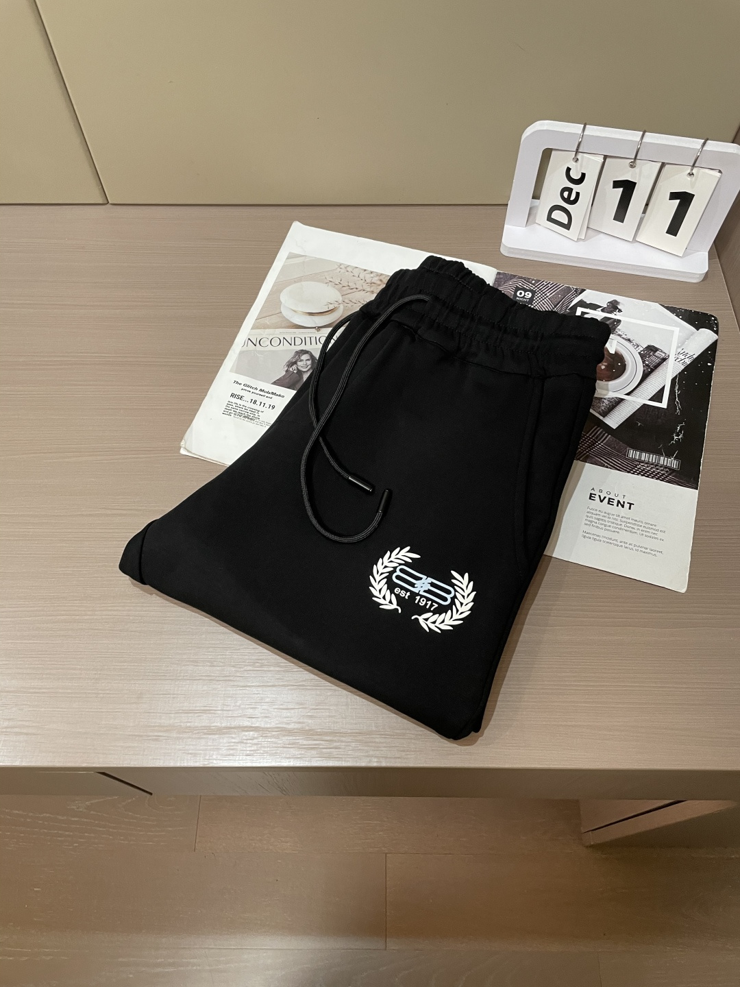 巴黎世家 2025秋冬新款休闲裤！官网同步发售。品牌经典LOGO休闲裤 ，定制面料，舒适度极好，手触感强