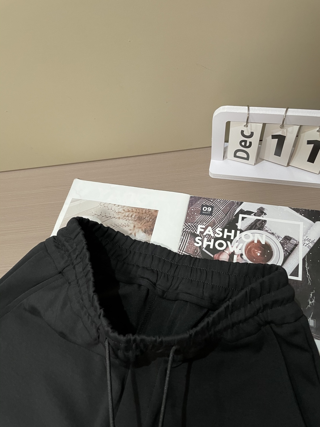 巴黎世家 2025秋冬新款休闲裤！官网同步发售。品牌经典LOGO休闲裤 ，定制面料，舒适度极好，手触感强