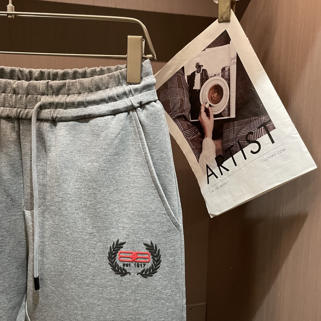 巴黎世家 2025秋冬新款休闲裤！官网同步发售。品牌经典LOGO休闲裤 ，定制面料，舒适度极好，手触感强