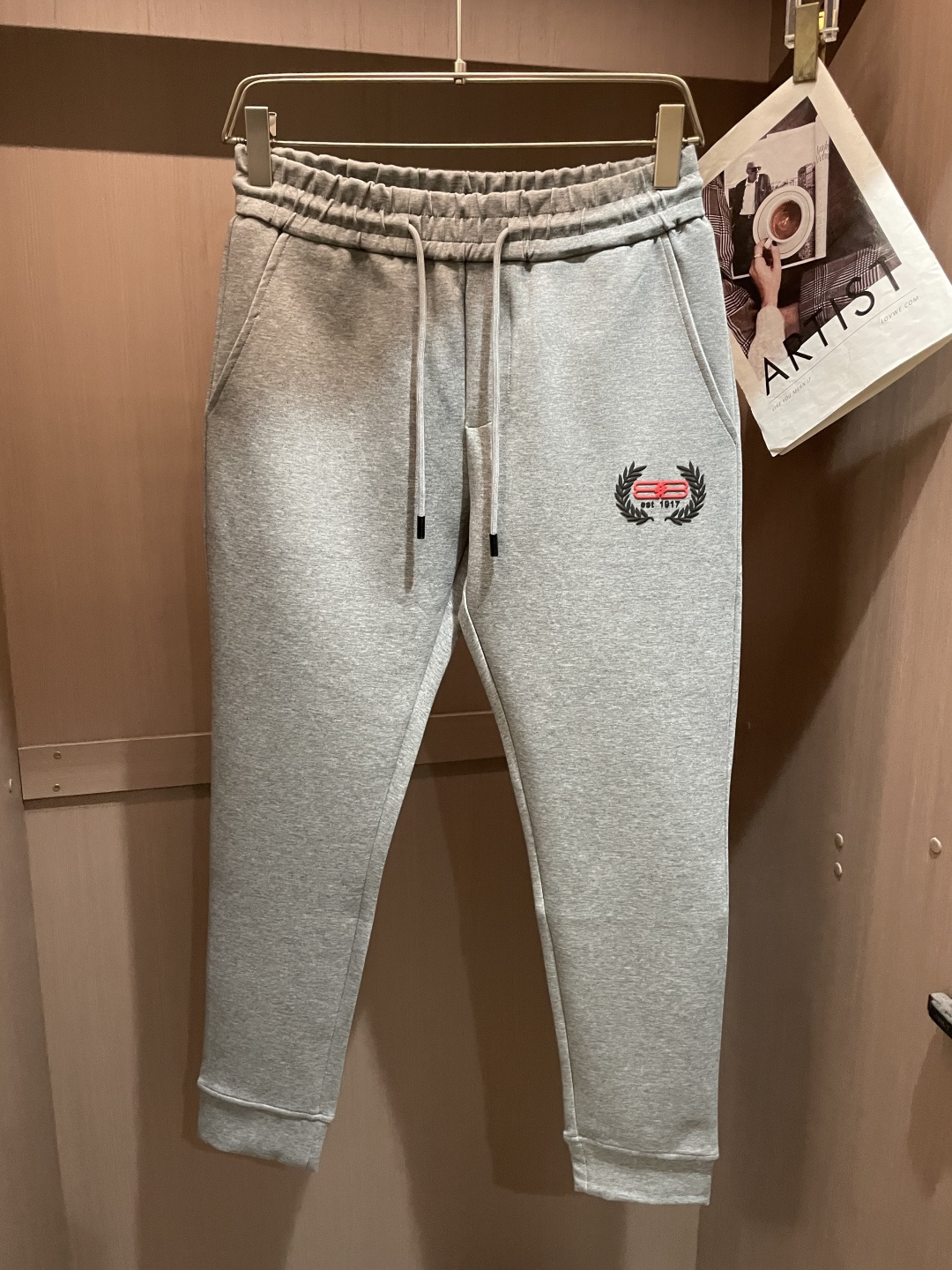 巴黎世家 2025秋冬新款休闲裤！官网同步发售。品牌经典LOGO休闲裤 ，定制面料，舒适度极好，手触感强