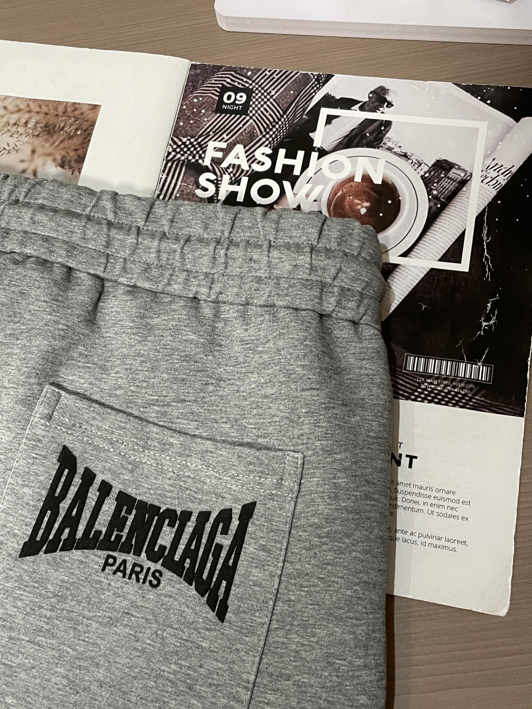 巴黎世家 2025秋冬新款休闲裤！官网同步发售。品牌经典LOGO休闲裤 ，定制面料，舒适度极好，手触感强