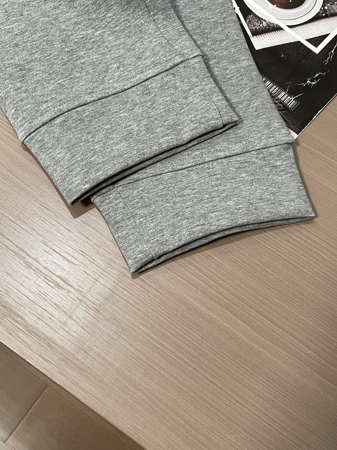 巴黎世家 2025秋冬新款休闲裤！官网同步发售。品牌经典LOGO休闲裤 ，定制面料，舒适度极好，手触感强