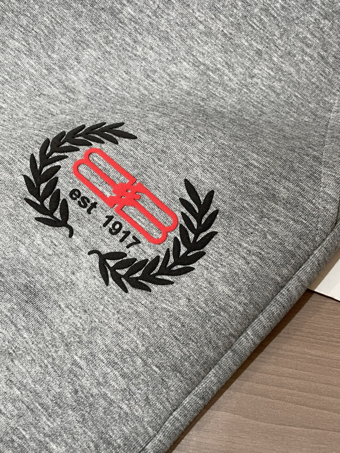 巴黎世家 2025秋冬新款休闲裤！官网同步发售。品牌经典LOGO休闲裤 ，定制面料，舒适度极好，手触感强