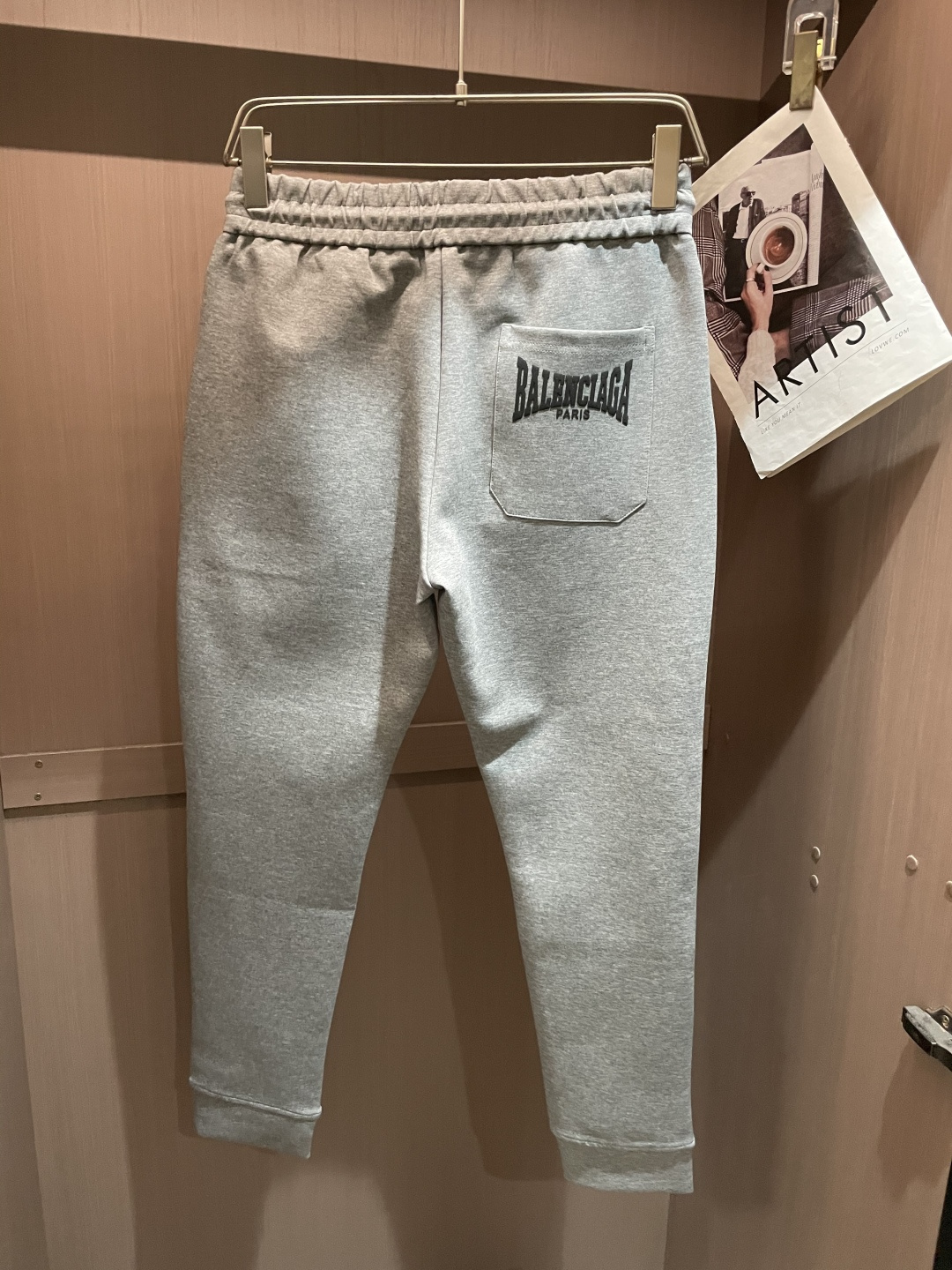 巴黎世家 2025秋冬新款休闲裤！官网同步发售。品牌经典LOGO休闲裤 ，定制面料，舒适度极好，手触感强