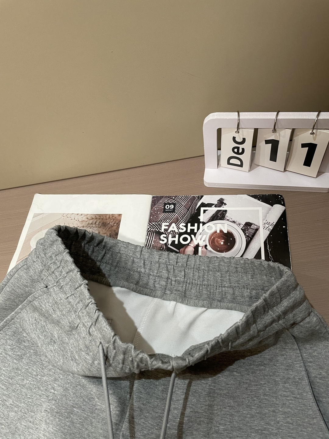 巴黎世家 2025秋冬新款休闲裤！官网同步发售。品牌经典LOGO休闲裤 ，定制面料，舒适度极好，手触感强