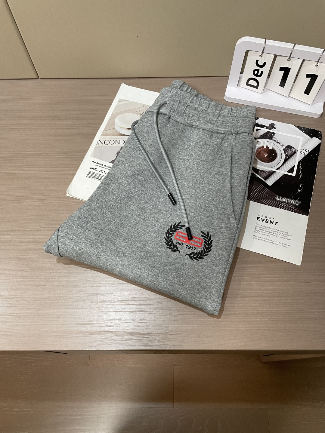 巴黎世家 2025秋冬新款休闲裤！官网同步发售。品牌经典LOGO休闲裤 ，定制面料，舒适度极好，手触感强