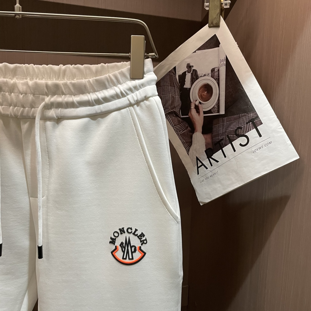 蒙口 2025秋冬新款休闲裤！官网同步发售。品牌经典LOGO休闲裤 ，定制面料，舒适度极好，手触感强烈。