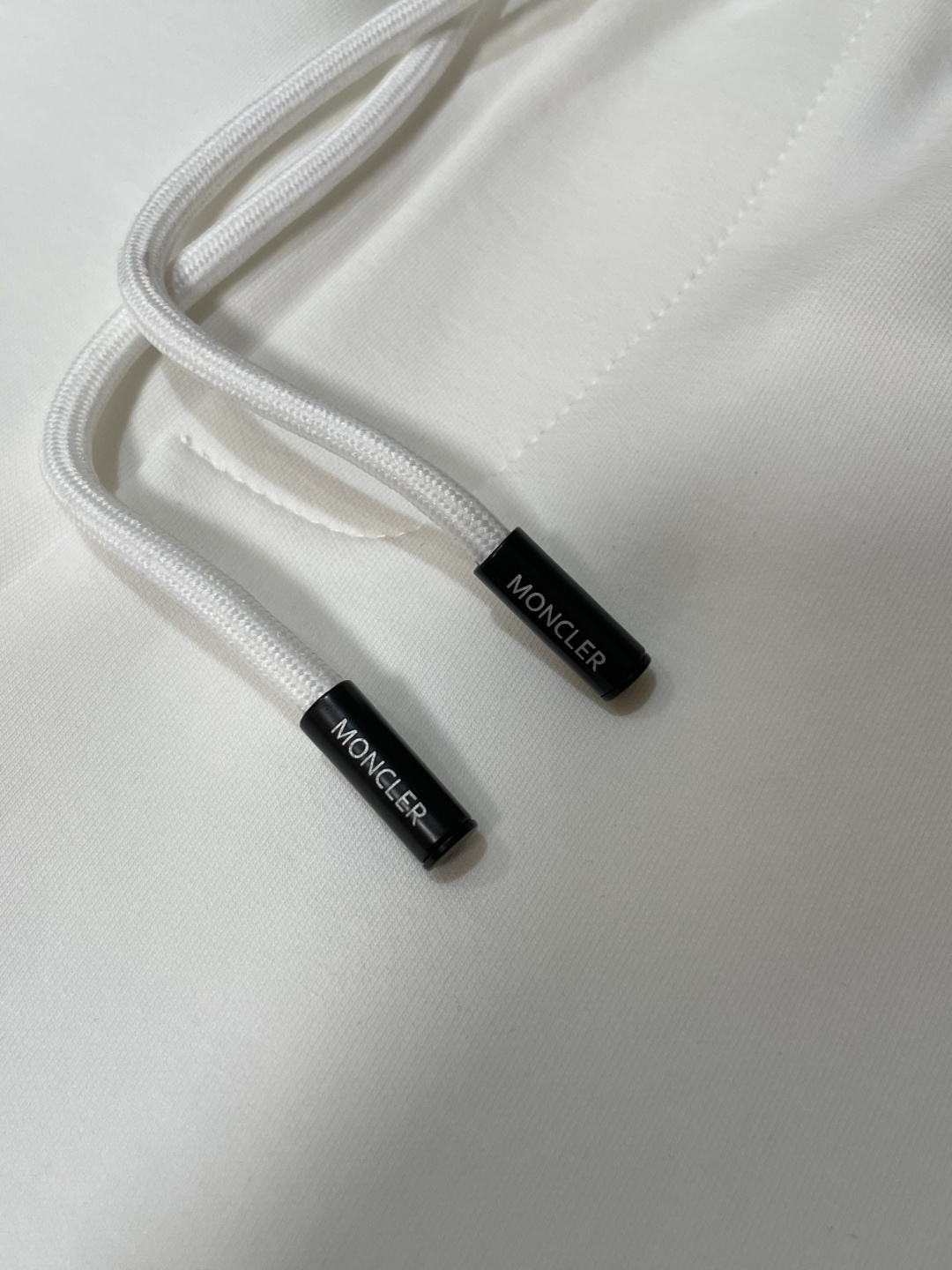 蒙口 2025秋冬新款休闲裤！官网同步发售。品牌经典LOGO休闲裤 ，定制面料，舒适度极好，手触感强烈。