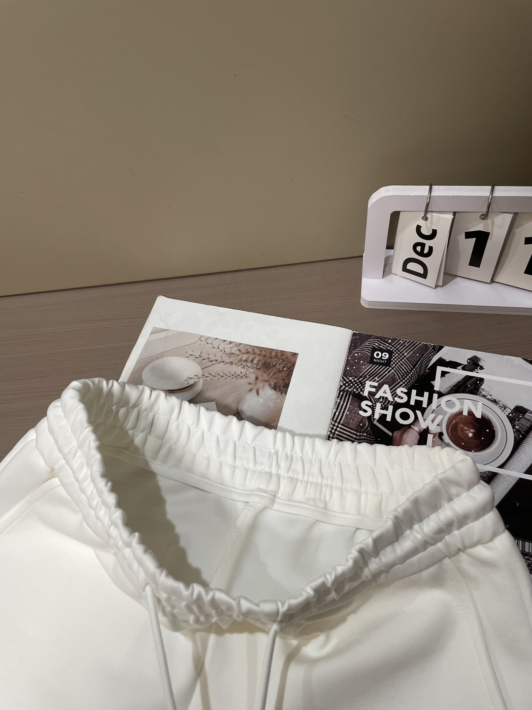 蒙口 2025秋冬新款休闲裤！官网同步发售。品牌经典LOGO休闲裤 ，定制面料，舒适度极好，手触感强烈。