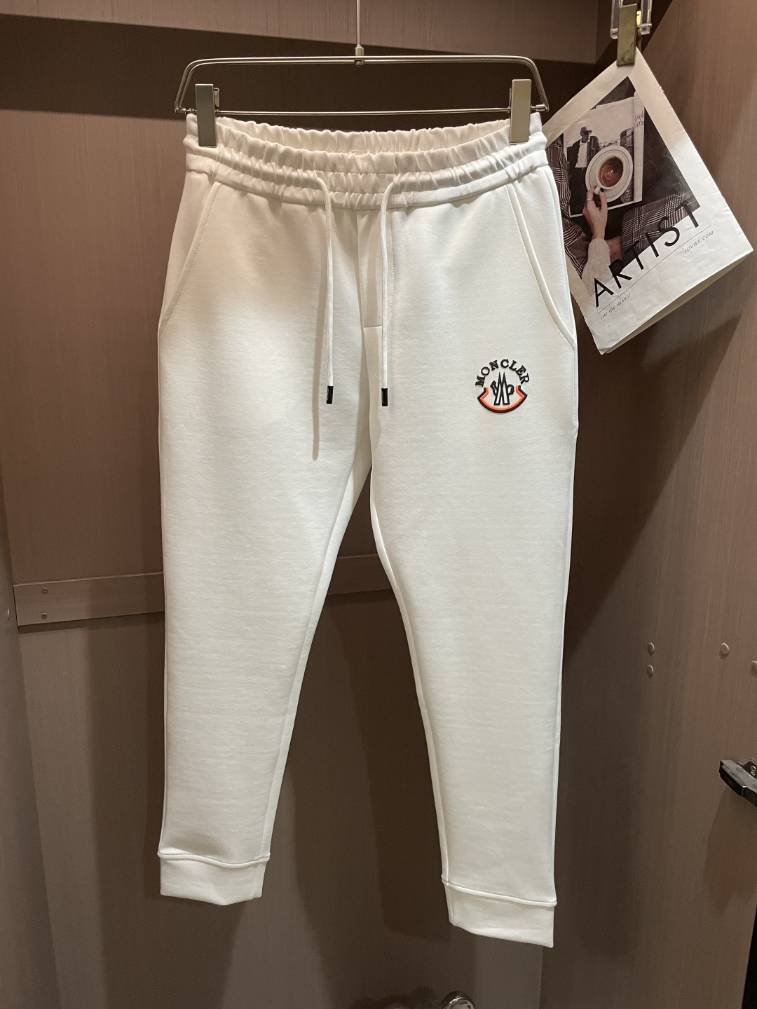 蒙口 2025秋冬新款休闲裤！官网同步发售。品牌经典LOGO休闲裤 ，定制面料，舒适度极好，手触感强烈。