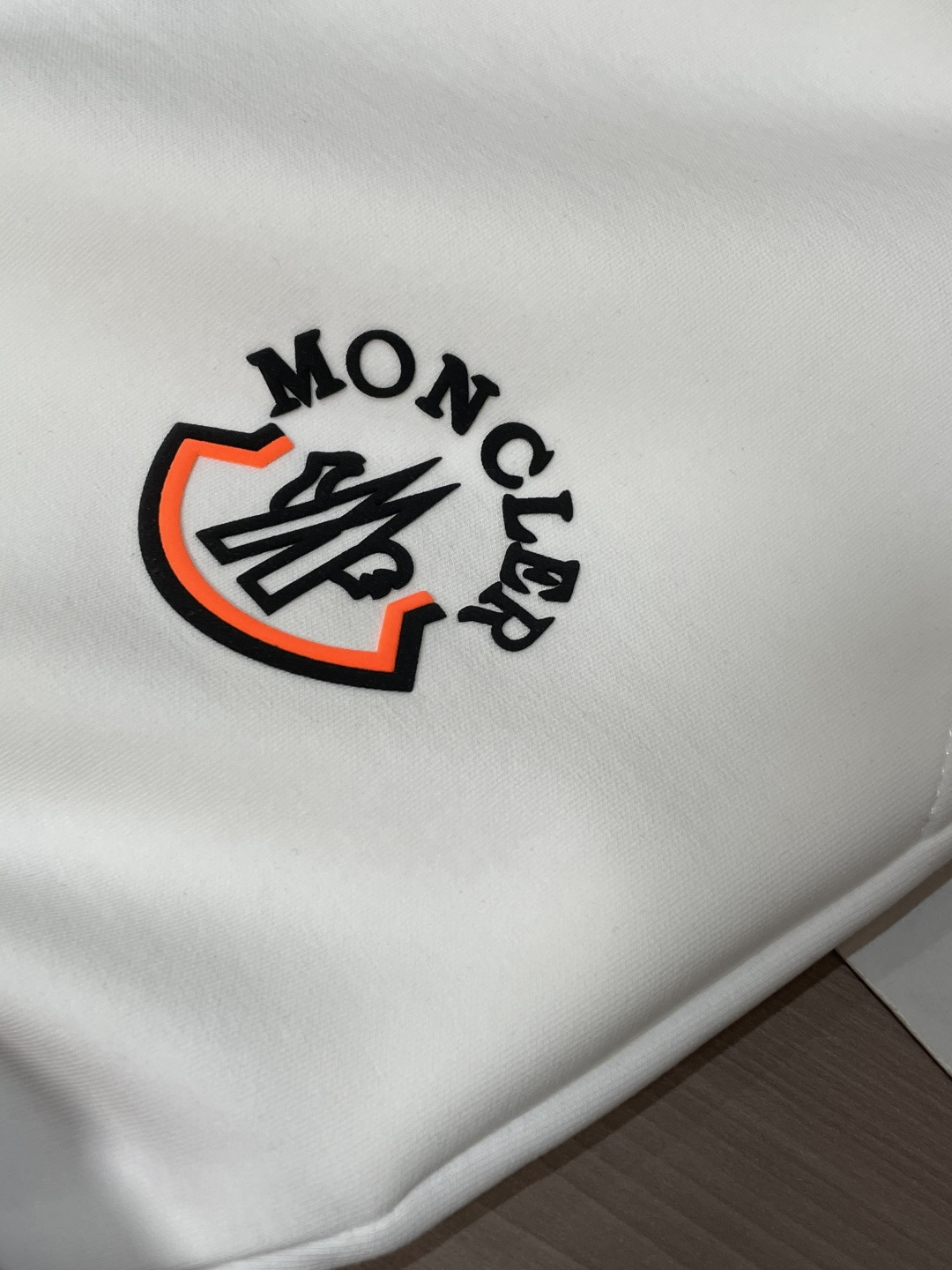 蒙口 2025秋冬新款休闲裤！官网同步发售。品牌经典LOGO休闲裤 ，定制面料，舒适度极好，手触感强烈。