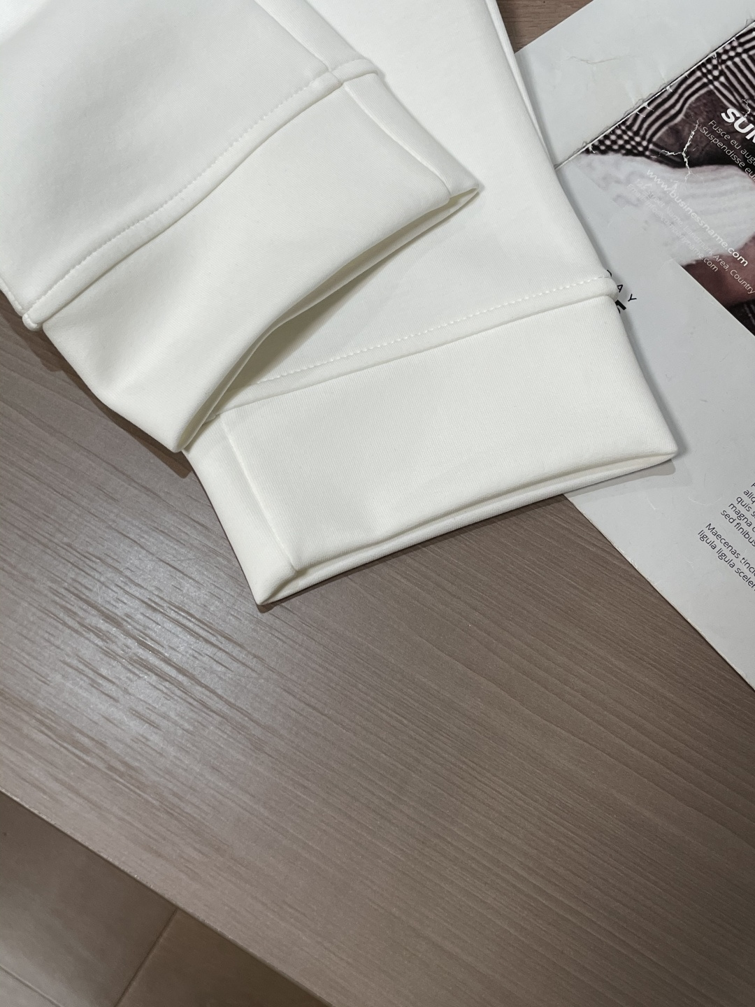 蒙口 2025秋冬新款休闲裤！官网同步发售。品牌经典LOGO休闲裤 ，定制面料，舒适度极好，手触感强烈。