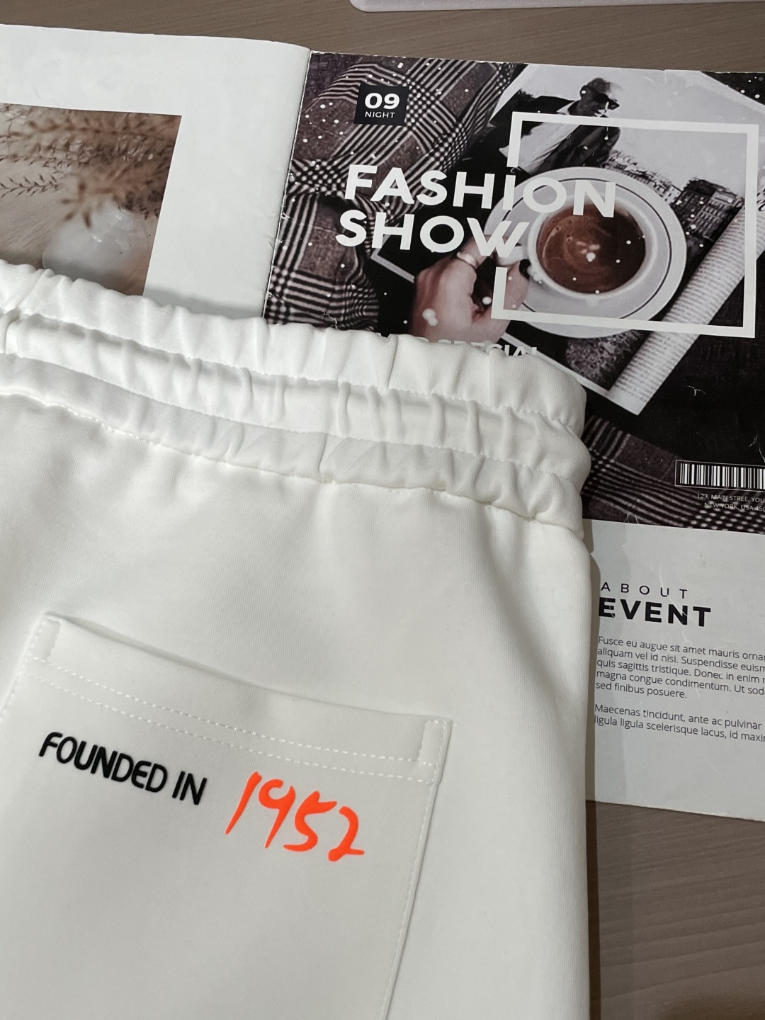 蒙口 2025秋冬新款休闲裤！官网同步发售。品牌经典LOGO休闲裤 ，定制面料，舒适度极好，手触感强烈。