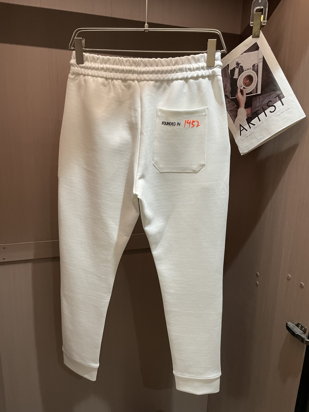 蒙口 2025秋冬新款休闲裤！官网同步发售。品牌经典LOGO休闲裤 ，定制面料，舒适度极好，手触感强烈。