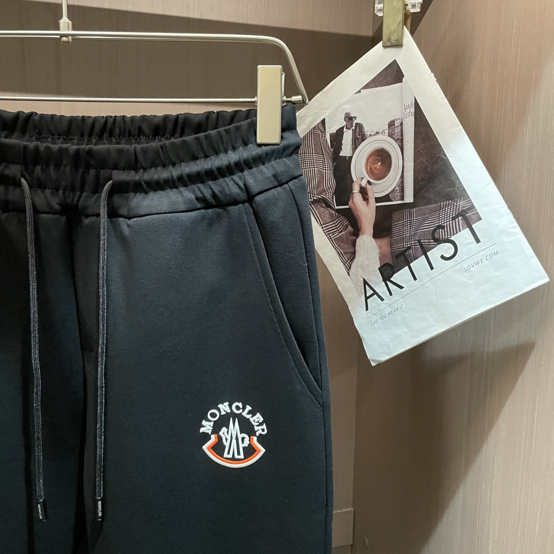 蒙口 2025秋冬新款休闲裤！官网同步发售。品牌经典LOGO休闲裤 ，定制面料，舒适度极好，手触感强烈。