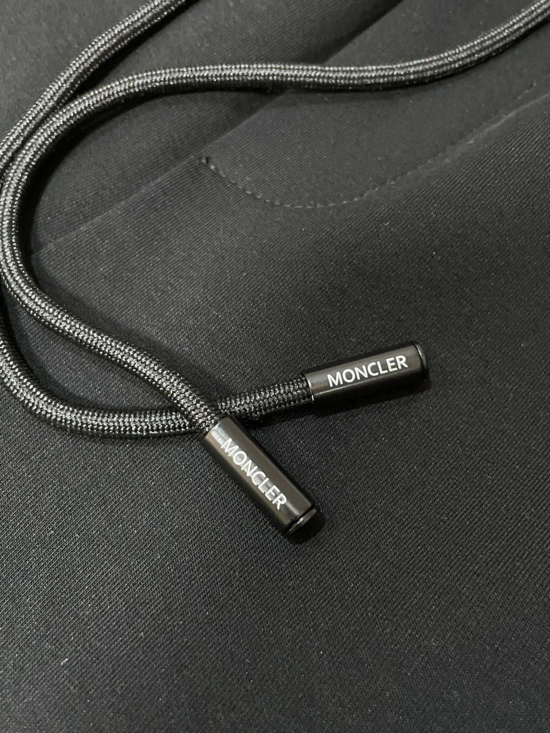 蒙口 2025秋冬新款休闲裤！官网同步发售。品牌经典LOGO休闲裤 ，定制面料，舒适度极好，手触感强烈。